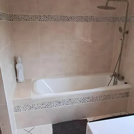 Casa vacanze Spacious House In With Garden