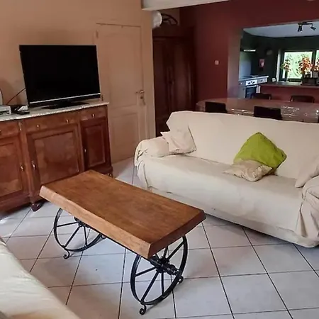 Spacious House In With Garden *