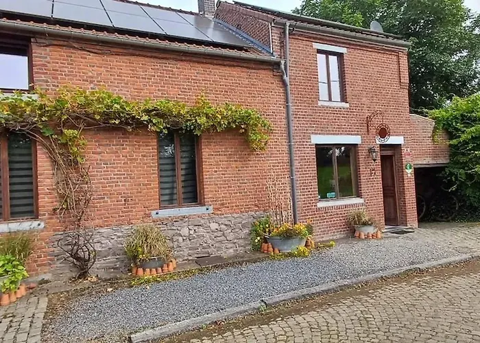 Spacious House In With Garden