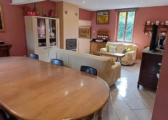 Spacious House In With Garden